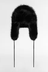 Gorro tipo aviador negro confeccionado en tejido de pelo sintético. Tiene forro interior a tono y cierre ajustable con lazos.