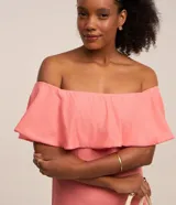 Vestido midi de viscosa color salmón, con escote hombro a hombro con volados y falda con volados en el ruedo.
