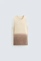 Musculosa de punto color beige con degradado marrón en la parte inferior, cuello redondo y sisas con terminación en rib.