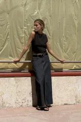 Top cropped rosa de algodón, con cuello redondo y sisas amplias.