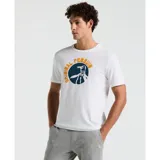 Remera blanca de manga corta con cuello redondo y estampado central del logo de Original Penguin en azul marino y amarillo.