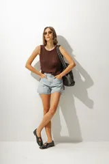 Short de jean negro de tiro alto, corte recto y ruedo desflecado.