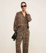 Pantalón pijama de crepé con estampado de leopardo, tiro alto con lazo y punteras en el cordón.