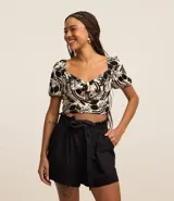 Short negro de lino y viscosa, con cintura elástica, cinturón tipo faja y bolsillos delanteros.