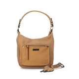 Bandolera negra de cuero sintético con asa de hombro y correa regulable. Cuenta con un bolsillo frontal con cierre y un bolsillo dorsal con cierre.