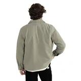 Sobrecamisa verde con forro interno de sherpa, cierre frontal con botones, dos bolsillos tipo parche en el pecho y bolsillos laterales para las manos. Exterior de lona 100% algodón y corte tipo “work shirt” relajado.