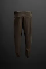 Pantalón deportivo color marrón oscuro, corte regular fit, confeccionado en tejido técnico ligero y elástico. Cuenta con cintura elástica ajustable con cordón, bolsillos frontales con cierre de cremallera, bolsillo trasero con cierre de cremallera oculta en costura y bajo ajustable con elástico.