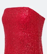 Vestido corto sin breteles, color rojo, cubierto de lentejuelas brillantes.
