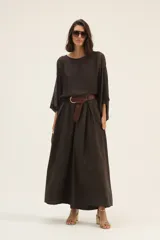 Pantalón palazzo color beige de popelina con cinturón marrón.