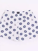 Bóxer de algodón blanco con estampado repetitivo de labios azules y pequeños logos triangulares en azul. Posee cintura elástica blanca.