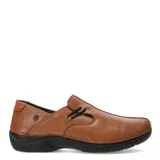 Zapato casual de mujer color marrón claro, estilo mocasín con costuras decorativas en la puntera y elástico negro cruzado en el empeine. Posee suela negra gruesa y ergonómica.
