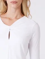 Remera blanca de modal con escote en V entrelazado y abertura tipo ojal, de manga larga.