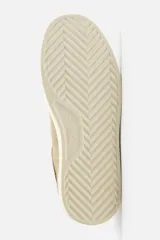 Zapatillas bajas color beige de piel serraje con cordones y suela plana color crema.