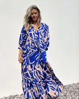 Vestido largo con estampado abstracto en azul y crudo, con escote en V y mangas 3/4.