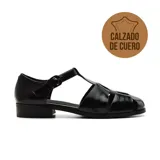Sandalias de cuero negro con diseño de tiras cruzadas y hebilla lateral. Taco bajo.