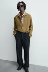 Sobrecamisa color caqui de algodón y lino con efecto arrugado, corte relaxed fit, cuello solapa, manga larga con puños abotonados y cierre frontal con botones.