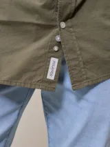 Camisa de manga larga con estampado a cuadros azul y blanco, confeccionada en algodón con efecto peach y bolsillo en el pecho.