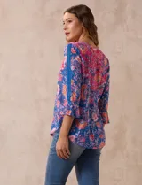 Blusa de modal estampada con flores, marca Ruby Rd. Tiene mangas 3/4 con aplique de crochet y terminación amplia.