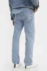 Pantalón de jean celeste de corte recto, tiro alto y botón en la bragueta.
