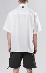 Camisa blanca de manga corta con calce oversize y canesú en la espalda.