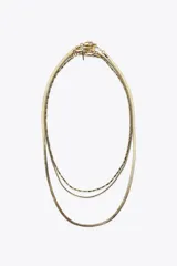 Set de tres collares dorados de diferentes largos y diseños: uno de eslabones planos tipo espiga, otro de eslabones pequeños y uno de eslabones planos más anchos.