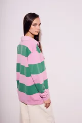 Sweater de algodón peinado a rayas horizontales rosas y verdes, con cuello polo y cierre parcial con botones.