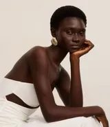 Aros medianos dorados con forma de caracola y cierre de tornillo.