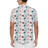 Camisa de manga corta con cuello clásico y estampado de motivos playeros en tonos celeste, naranja y marrón.