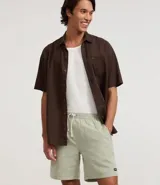 Bermuda masculina de sarga, color verde claro con estampado de rayas finas. Posee cintura elástica con cordón para ajuste y bolsillos.