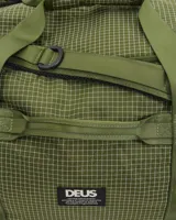 Bolso duffle Deus Ex Machina modelo Peyton, color negro con estampado de cuadrícula blanca. Tiene doble asa de mano y correa de hombro ajustable y extraíble. Incluye logo de la marca en el frente.
