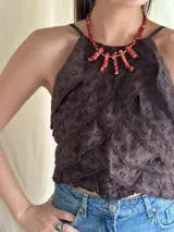 Collar corto con cuentas de coral rojo, bastones de bronce y cadena de acero quirúrgico con cierre de gancho ajustable.
