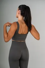 Conjunto deportivo de calza y top de lycra acanalada color verde agua.