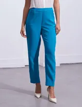 Pantalón negro de gabardina elastizada, corte recto, con bolsillos delanteros y traseros. Marca Zac & Rachel.