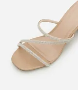 Sandalia color beige con tacón bloque y tiras finas con brillos.
