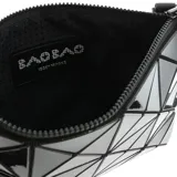 Bandolera negra con diseño geométrico facetado, cierre superior con cremallera y correa de hombro ajustable.