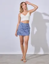 Minifalda estampada con short interno, pretina ancha elastizada y bolsillos delanteros.