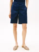 Pantalón corto chino de corte Mom, color azul marino, con bolsillos laterales y traseros, y bajos con vuelta.