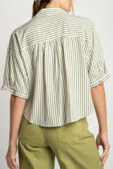 Camisa oversize a rayas verticales color verde y blanco, con cuello clásico, manga corta y cierre frontal con botones.