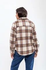 Camisa de cuadros con bolsillos frontales, en tonos beige y marrón, de diseño oversize.