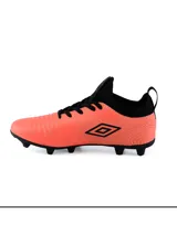 Championes de fútbol Umbro Flash HG, color negro con detalles en violeta y naranja.