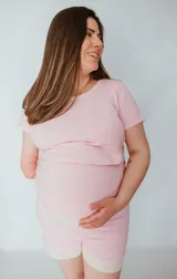 Pijama corto de algodón color rosa, apto para embarazo y lactancia. La remera de manga corta cuenta con apertura para amamantar y el short tiene elástico ajustable en la cintura. Detalles de puntilla elastizada en remera y short.