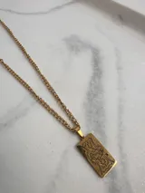 Collar dorado con cadena de eslabones y dije rectangular con el signo zodiacal de Piscis grabado.