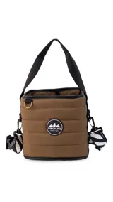 Matera color bordó con diseño acolchado, asa corta negra, correa larga regulable negra con estampado de rayas diagonales blancas y negras.