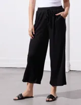 Pantalón wide leg color beige, marca Ninety. Con pretina ancha elastizada y lazo de ajuste.
