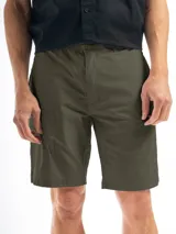 Bermuda clásica negra con bolsillos laterales y traseros.