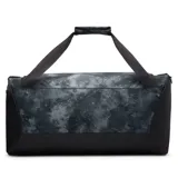 Bolso deportivo Nike Brasilia de 60 litros, color gris con estampado abstracto en tonos oscuros y logo de la marca en blanco. Cuenta con doble asa de mano, correa de hombro ajustable y múltiples compartimentos con cierre.