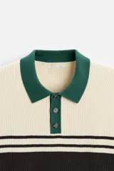 Polo de corte relajado confeccionado en tejido de punto con textura de chenilla. Presenta cuello de solapa con cierre frontal de botonadura, mangas largas y acabados en rib.