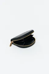 Monedero negro con textura tipo cocodrilo y cierre dorado con cremallera.