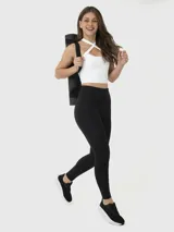 Top deportivo blanco con espalda descubierta y tiras cruzadas en el frente.