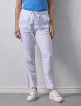 Pantalón liso color beige, marca Dash, con pretina elastizada, bolsillos delanteros y bolsillos traseros simulados.